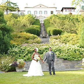 wedding couple in a garden